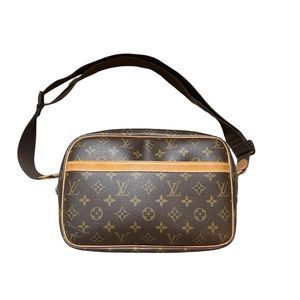 Authentic vintage Louis Vuitton Monogram Reporter in good condition.